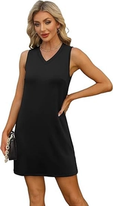 Détail de la robe sans manches à col en V avec fente latérale en tissu noir uni élégant