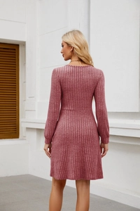 Vue arrière d'une robe en maille côtelée rose à manches longues et coupe trapèze évasée