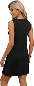 Détail de la robe noire sans manches en maille avec une fente discrète sur le côté du bas