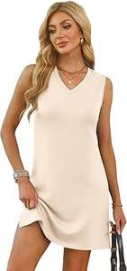 Détail de robe courte sans manches beige à col en V avec texture en tricot