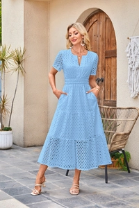 Dettaglio dello scollo a V e del ricamo sangallo sul vestito azzurro con texture raffinata