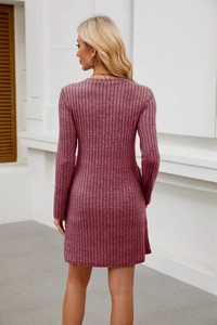 Vista posteriore di un abito in maglia a coste rosa antico con vestibilità aderente