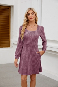 Détail de robe en maille côtelée violette à col carré avec manches longues et poches