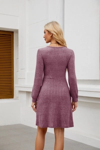 Détail de la robe en tricot vieux rose montrant la taille haute et la texture côtelée