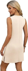 Détail d'une robe en maille beige sans manches avec couture au dos et fente latérale