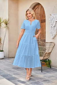 Dettaglio dell'abito midi azzurro con scollo a V, ricamo a occhiello e gonna a balze