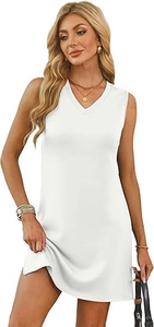 Détail d'une robe blanche sans manches à col en V avec coupe droite et fente sur le côté