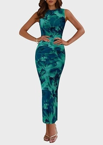Détail de l'imprimé floral sarcelle et de la taille froncée sur une robe longue ajustée