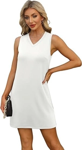 Détail d'une robe blanche sans manches avec col en V et tissu lisse de haute qualité