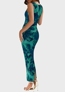 Détail de couture froncée florale et fente latérale sur une robe midi sans manches