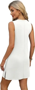 Détail d'une robe blanche sans manches montrant la fente latérale et la coupe ajustée