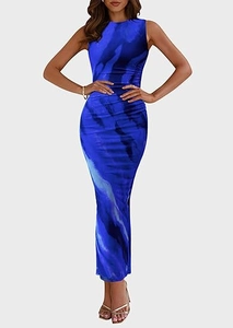 Détail de la taille froncée et du motif floral bleu sur la robe longue en mesh sans manches