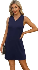 Détail de la robe bleu foncé sans manches avec col en V et fente latérale élégante
