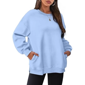 Oversized light blue crewneck sweatshirt with side slits and pockets for women