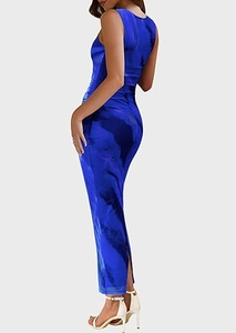 Détail de la robe moulante bleu saphir avec fronces latérales et fente à l'arrière