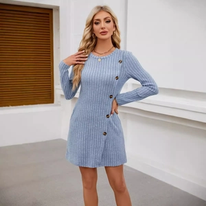 Abito in maglia a coste azzurro a maniche lunghe con bottoni decorativi laterali