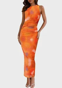 Détail des fronces sur la robe midi ajustée en résille à fleurs orange