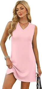 Détail d'une robe courte rose sans manches avec col en V et fente latérale pour l'été