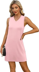 Détail de la robe courte rose sans manches à col en V et sa coupe ajustée