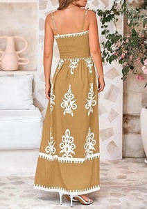 Dettaglio posteriore di un abito lungo boho floreale con vita elastica arricciata