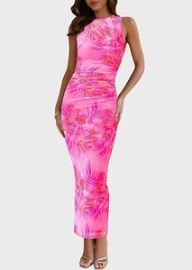 Détail de la robe longue moulante sans manches rose vif avec imprimé floral et fronces