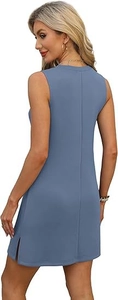 Détail des coutures et de la fente latérale de cette robe courte sans manches bleue