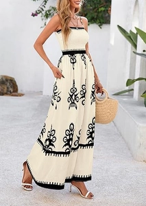 Dettaglio della stampa floreale boho su abito lungo crema con spalline sottili