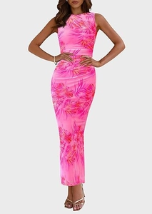 Détail d'une robe longue en maille froncée avec imprimé floral tropical et coupe sans manches