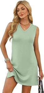 Détail de la mini-robe vert menthe sans manches avec col en V et fente latérale élégante