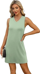 Détail d'une robe courte sans manches vert menthe à col en V avec fente sur le côté