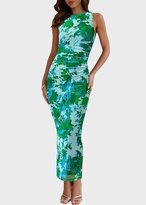 Détail du tissu en maille froncée et imprimé floral vert sur une robe longue moulante