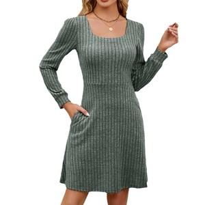 Robe chic en maille à col carré, manches longues et poches en vert sauge