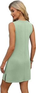 Détail de la mini-robe sans manches vert clair avec couture dorsale et fente latérale