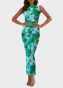 Détail de l'imprimé floral vert et bleu sur la robe longue sans manches en maille ajustée