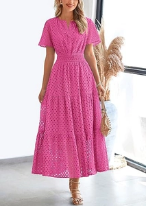 Dettaglio dello scollo a V e della trama in pizzo ricamato su questo abito estivo rosa