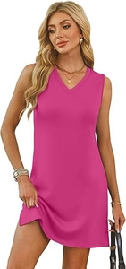 Détail de l'encolure en V et de la coupe sans manches de cette mini robe rose vif