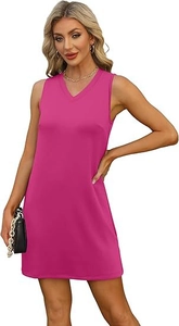 Détail de la robe sans manches col V en rose vif avec fente élégante sur le bas