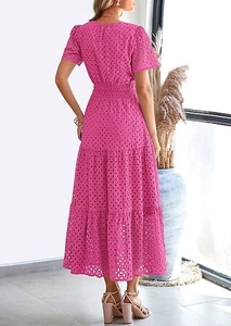Dettaglio dell'elegante scollatura a V sulla schiena e del tessuto ricamato rosa rosso