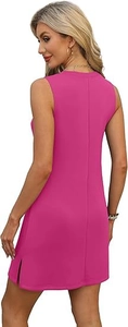 Vue détaillée de la fente latérale et de l'ourlet d'une robe sans manches rose fuchsia
