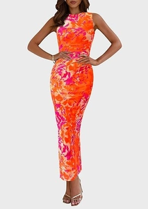 Détail de l'imprimé floral orange et rose sur une robe sans manches en résille