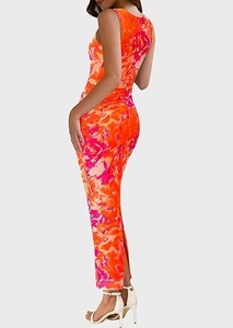 Détail de la robe en maille moulante orange et rose avec fente latérale et imprimé