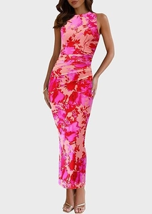 Détail de la robe longue en mesh à fleurs sans manches avec plis froncés et col rond