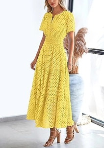 Dettaglio dell'abito giallo con scollo a V in pizzo sangallo e gonna a balze