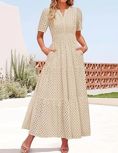 Dettaglio del ricamo traforato e scollo a V su questo abito lungo in pizzo beige