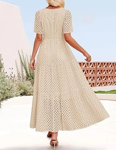 Dettaglio dell'abito lungo in pizzo beige con intagli geometrici e gonna a strati bohémien