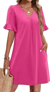 Dettaglio di un vestito fucsia con scollo a V, maniche a balze e tasche laterali