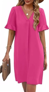 Dettaglio dello scollo a V e delle eleganti ruches sulle maniche di questo vestito rosa