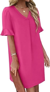 Dettaglio di un abito rosa con scollo a V, maniche a balze e leggero tessuto in chiffon
