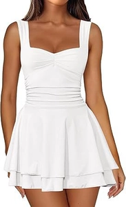 Détail d'une robe blanche sans manches avec taille froncée et ourlet à volants superposés