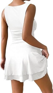 Détail d'une robe blanche sans manches montrant des fronces latérales et un ourlet doublé